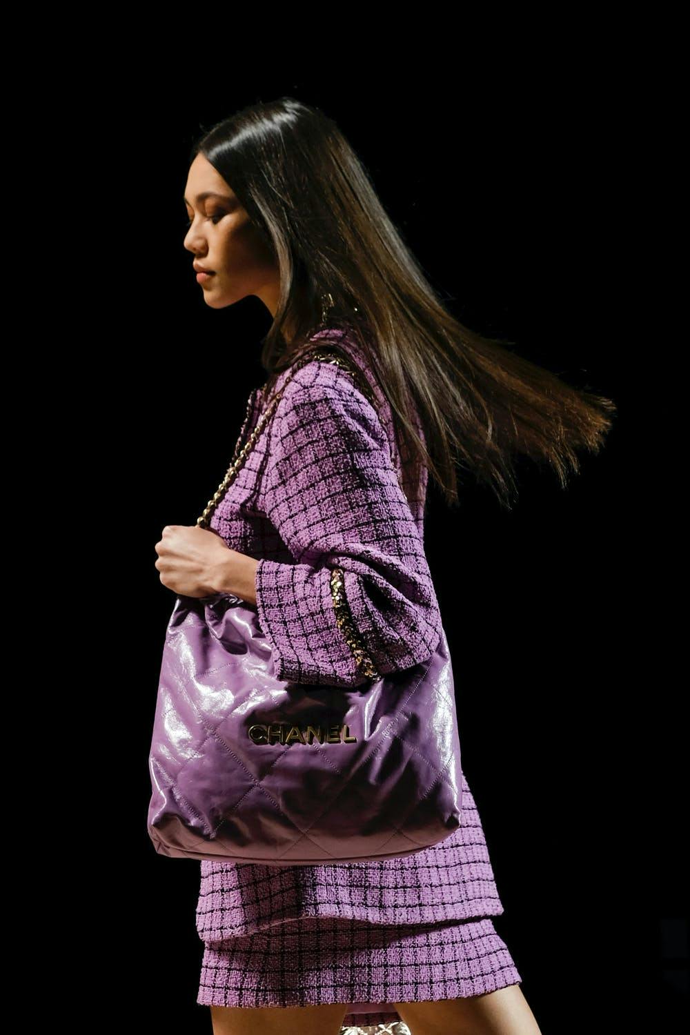 Model at ready-to-wear Show Spring-Summer 2022  with purple Chanel 22 bag