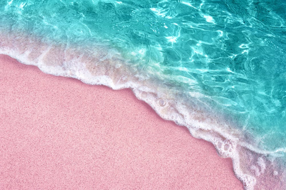 Rosa Sand und azurblaues Meer